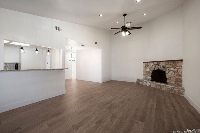 Building Photo - Charming 2/2 in the heart of Boerne!