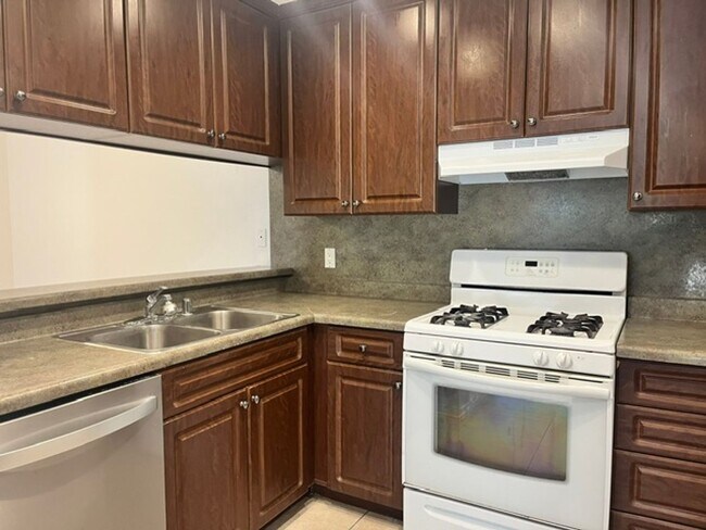 Building Photo - 2758 Bolker Dr