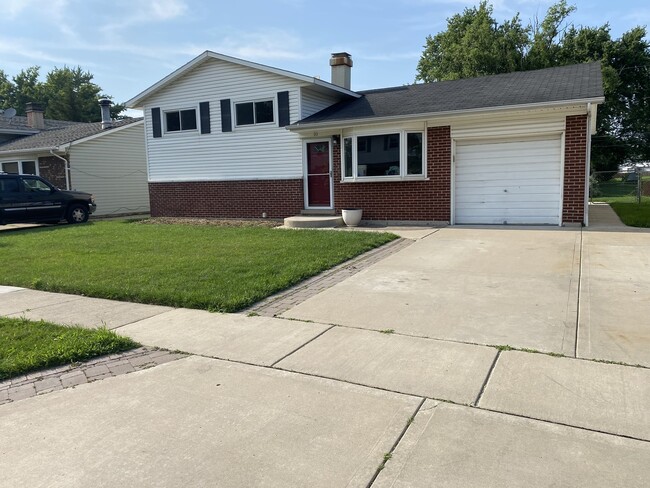 Building Photo - 10 E Schubert Ave