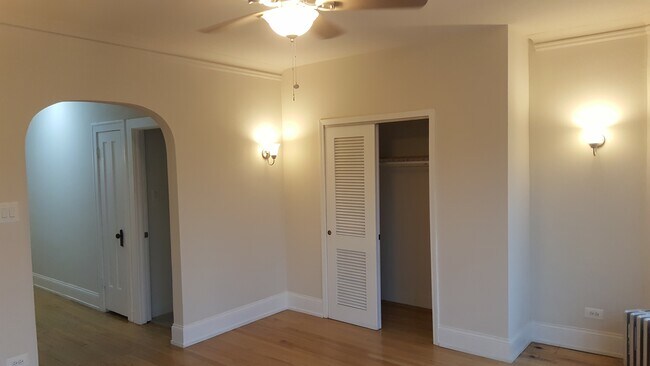 Building Photo - 5428-5430 N Kimball