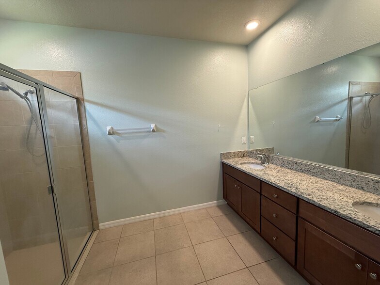 Building Photo - 12374 Eastpointe Dr