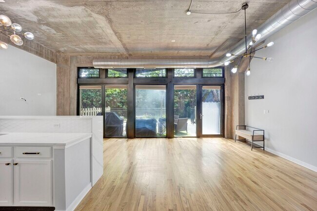 Primary Photo - 1111 W 15th St