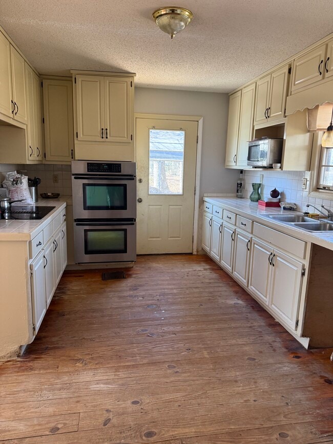 Building Photo - 945 Keys Ferry Rd