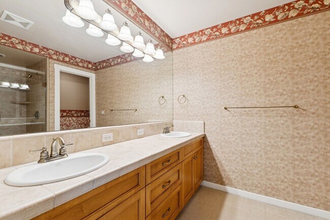 Building Photo - Wonderful Townhome On Eagle Bend Golf Course!