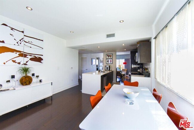 Building Photo - Penthouse Unit Available! Walkers Paradise! Will not Last!