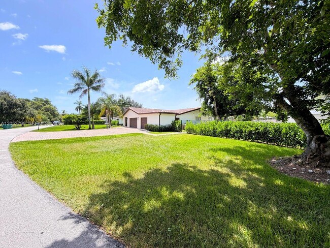 Building Photo - 10950 SW 40 Ct