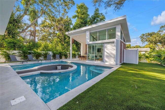 Building Photo - 2065 Goldenrod St