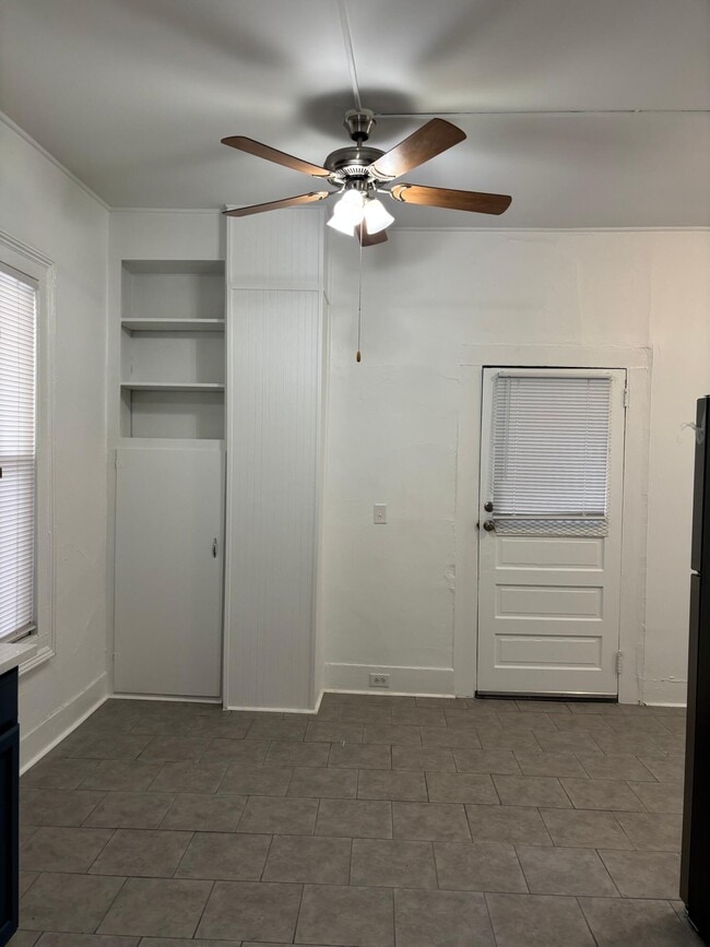 Building Photo - 403 W Hampton Ave