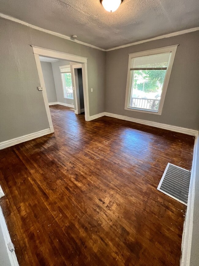 Building Photo - 708 E 6th St