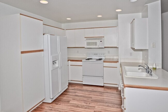 Building Photo - Convenient 3 Bedroom 2 Bathroom Southeast Townhome