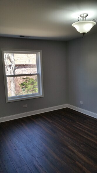 Building Photo - 285 E Court of Shorewood
