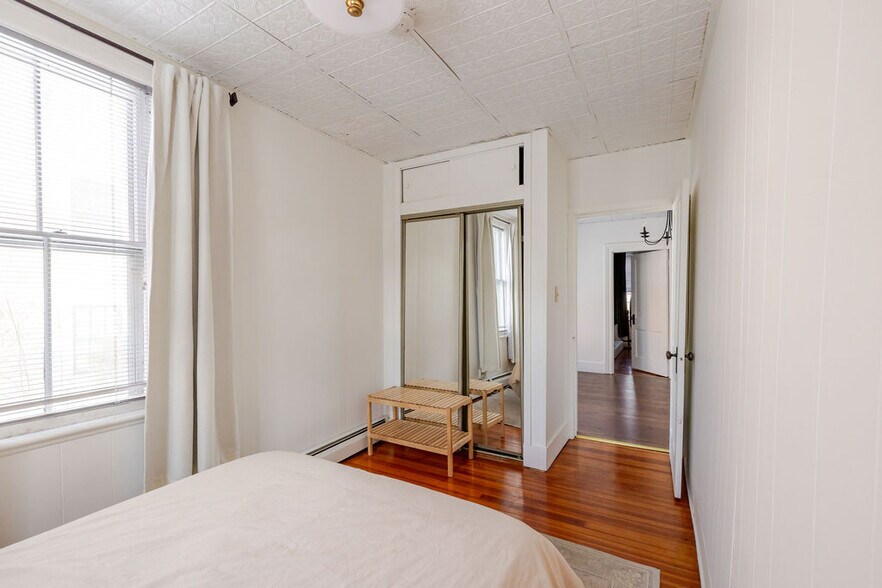 Building Photo - 552 Columbia St