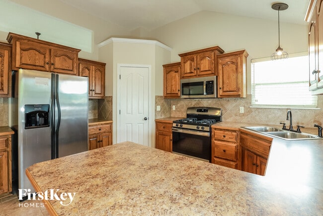 Building Photo - 8700 N Colrain Ct