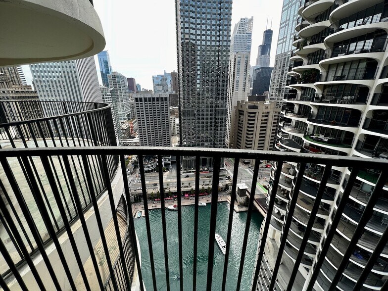 Marina City 300 N State St Chicago IL 60654 Apartment Finder