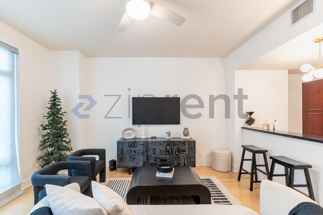 Building Photo - 603 Davis St