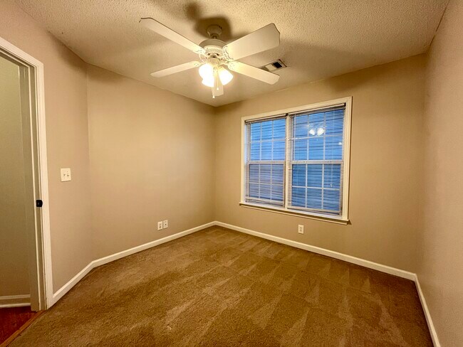 Building Photo - 107 Vanessa Dr