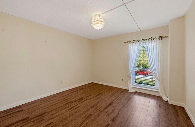 Building Photo - 50-56 Broadlawn Park Unit 221