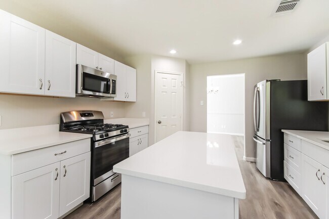 Building Photo - 910 Taylor Ridge Dr