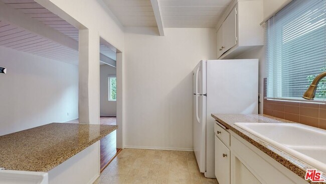 Building Photo - 10333 Santa Monica Blvd