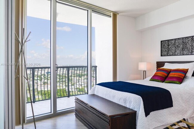 Building Photo - 1750 N Bayshore Dr