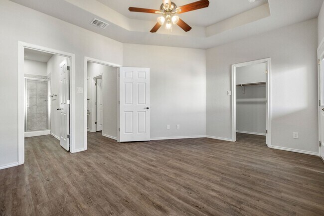 Building Photo - GORGEOUS 3 BEDROOM DUPLEX LOCATED IN CONVE...