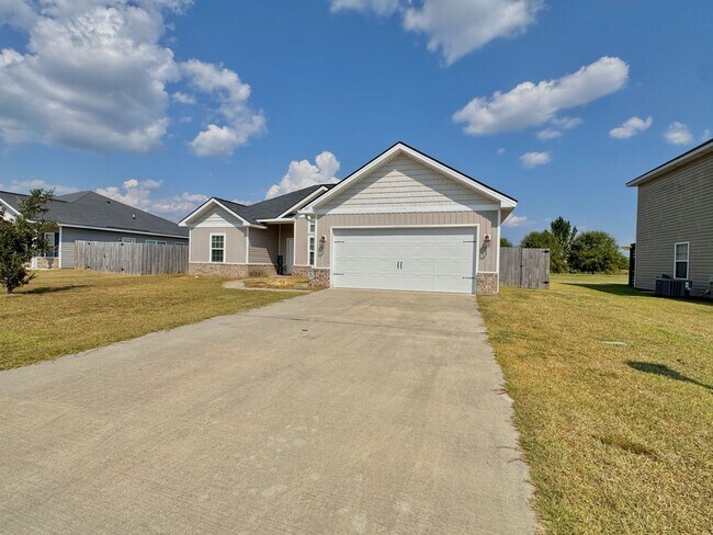 Building Photo - AVAILABLE OCTOBER 2025 [PET FRIENDLY]