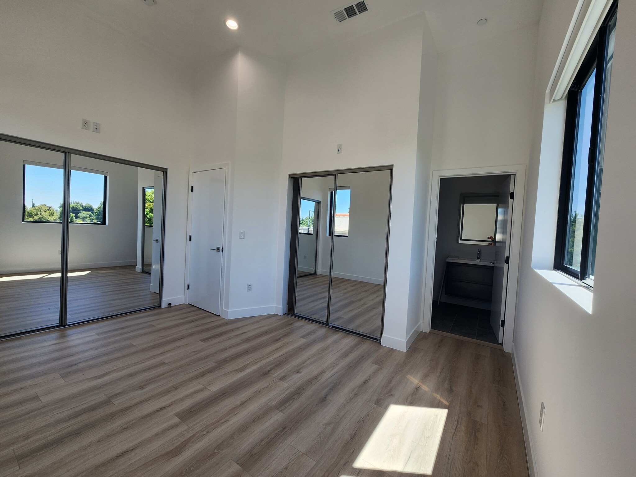 Building Photo - 6061 Fulton Ave
