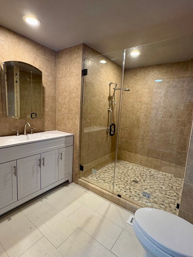 Building Photo - 240 Circle Dr