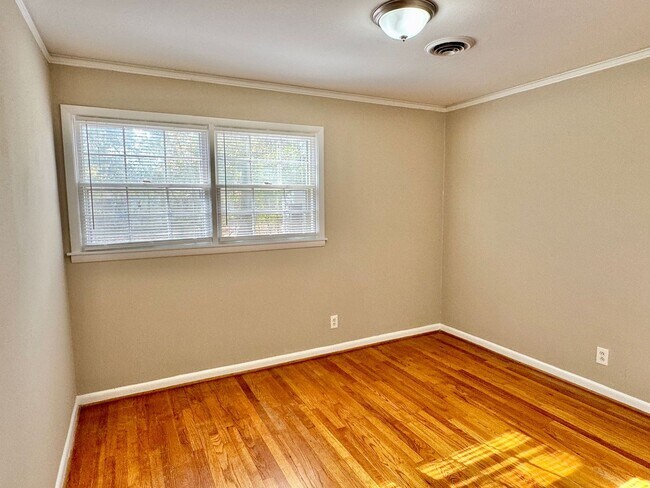 Building Photo - Charming 3-Bedroom Home with Cozy Living Spaces!