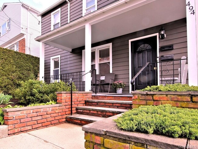 Building Photo - 494 W William St