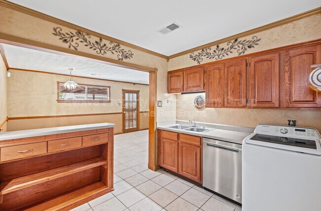 Building Photo - 1224 Bradbury Dr