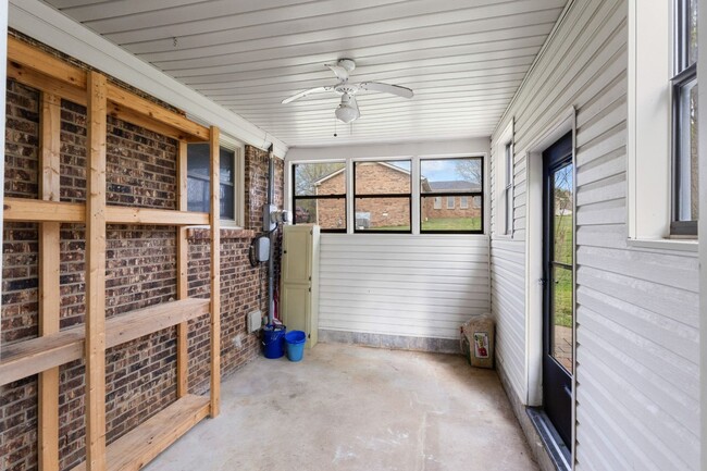 Building Photo - 2560 Memorial Dr