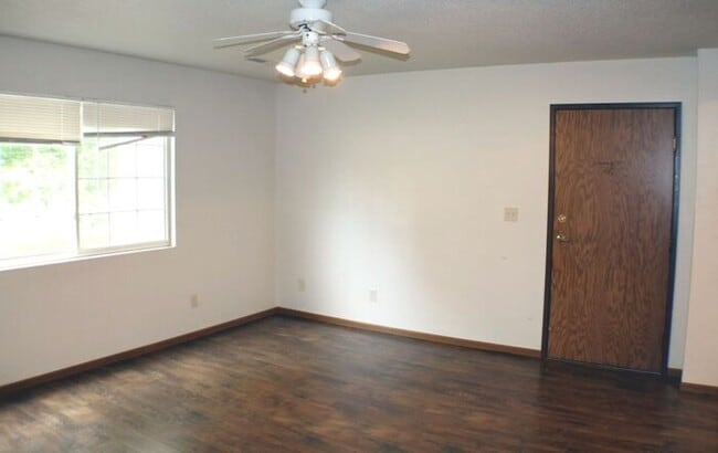Building Photo - $1,095 | 2 Bedroom, 1 Bathroom 2nd Floor C...