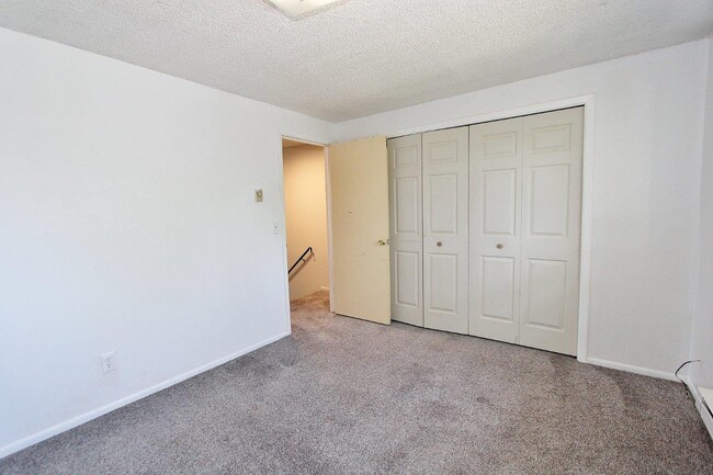 Building Photo - 804 W 7th St