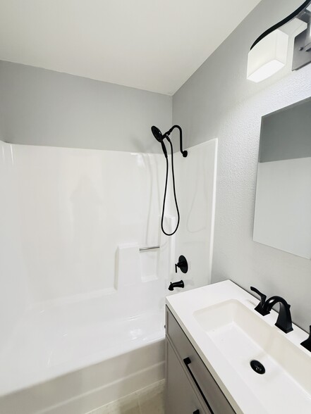 Newly renovated bathroom - 6186 Daisy Pl
