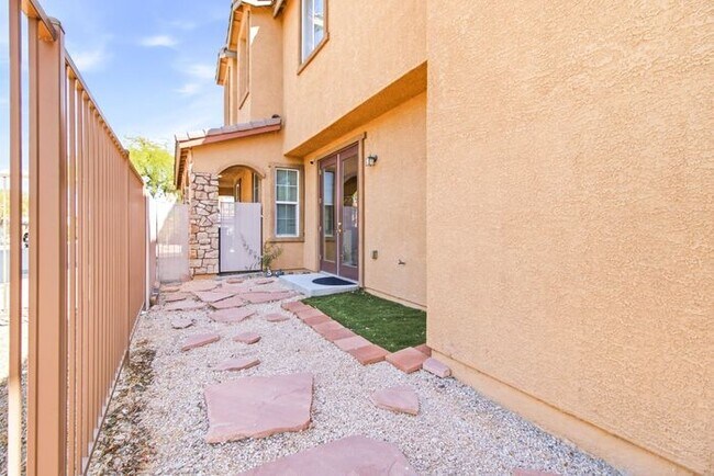Building Photo - Spacious Mountains Edge Home with 4 Bedrooms & 2-Car Garage