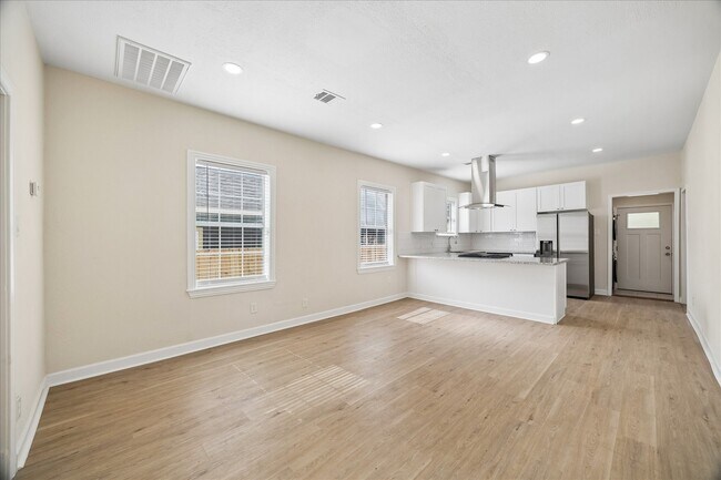 Building Photo - 1109 Hays St
