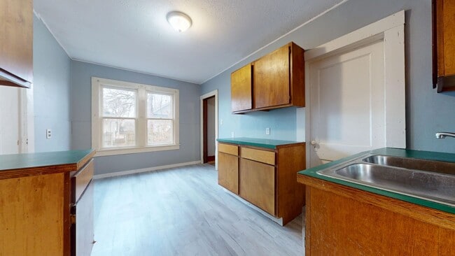 Building Photo - 3 Bedroom, Quiet Street Near Park!