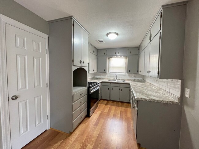 Building Photo - ** Move-In special: $200 off 1st Mo.**LCM ...