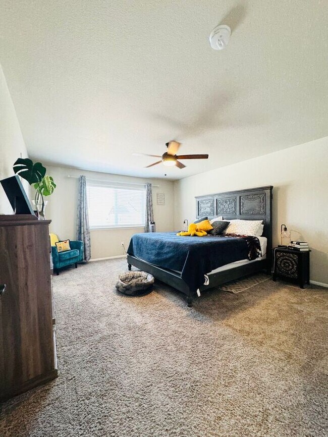 Building Photo - Spacious 3 bed/ 2.5 bath House In Severance