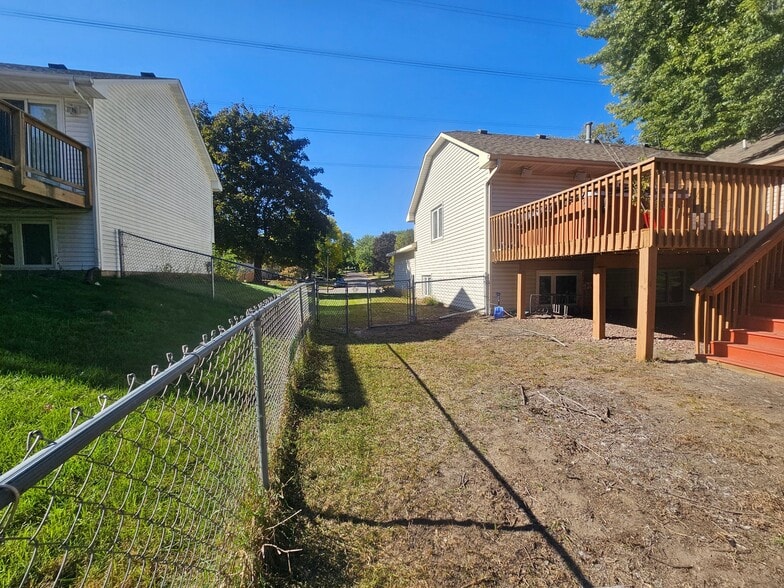 Building Photo - 10259 Englewood Dr