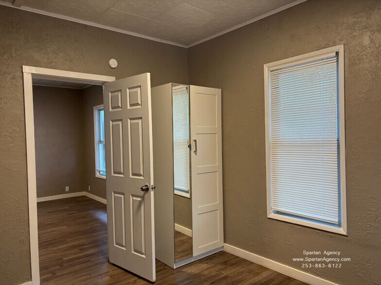 Building Photo - 1727 Pease Ave