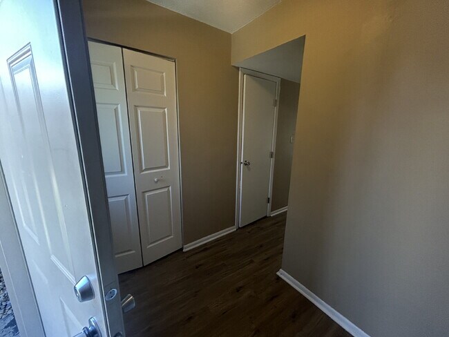 Building Photo - Charming 2-Bed Condo Retreat with 1.5 Baths in Prime Greenwood Location – 1088 Sq Ft of Comfort!