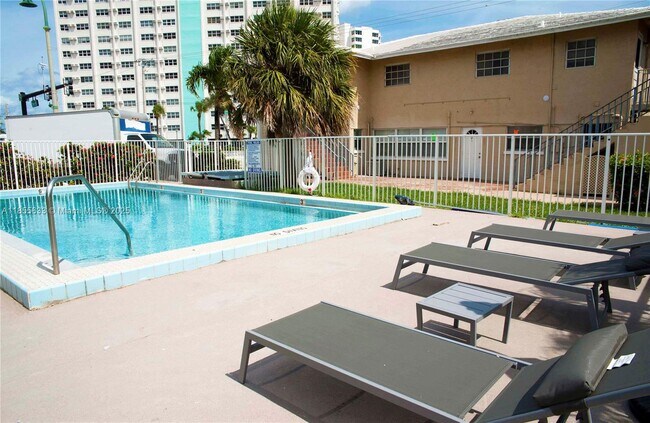 Building Photo - 4051 N Ocean Dr