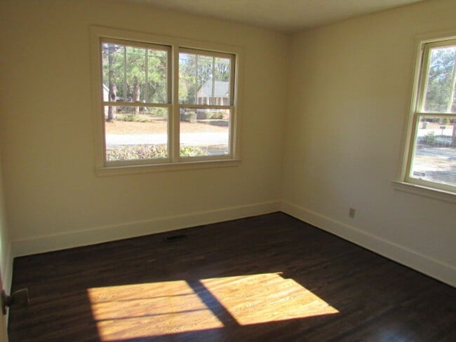 Building Photo - Close to Swan Lake