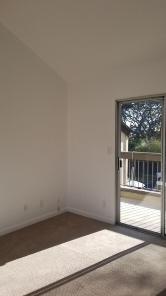 Master Room with Balcony - 129 S Voluntario St