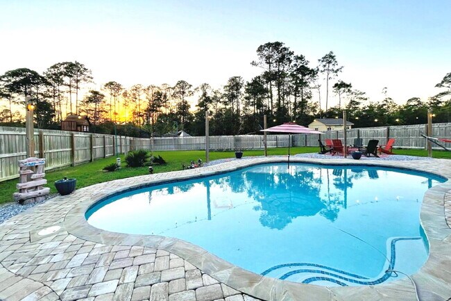 Building Photo - Beautiful 5 Bedroom Home with Pool in Holl...
