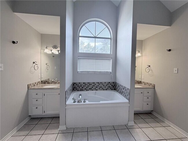 Building Photo - 1245 Sycamore Pl