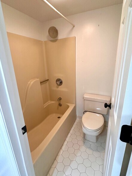 Building Photo - 4210 Pinehurst Cir