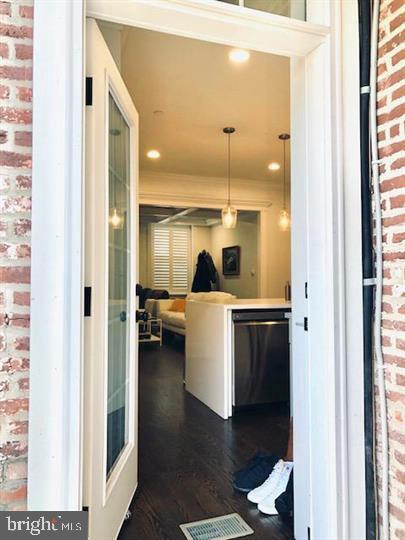 Building Photo - 8 N New St